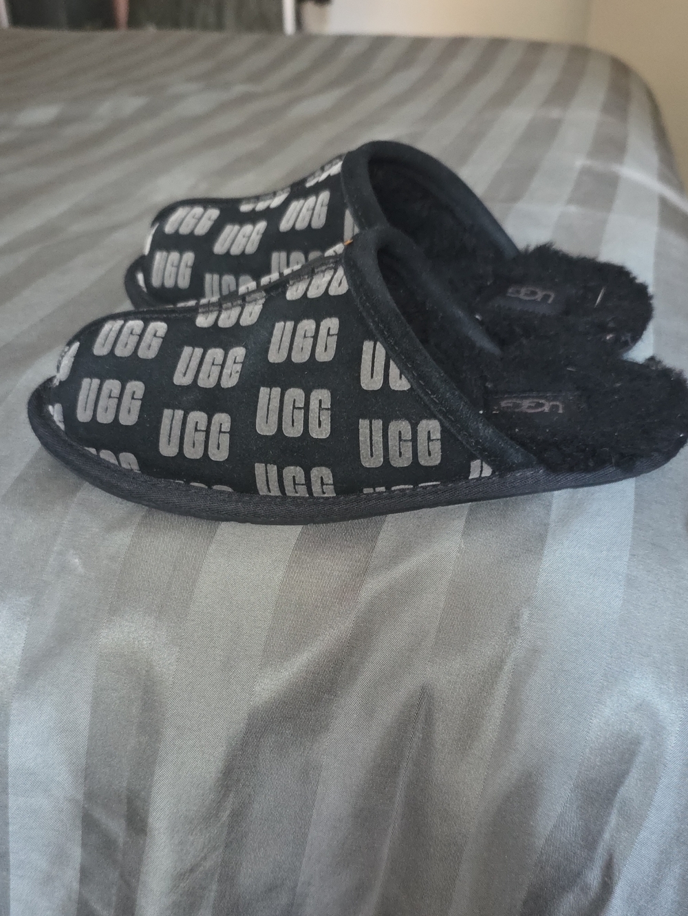 UGG SLIPPERS "Scruff graphic" monogram